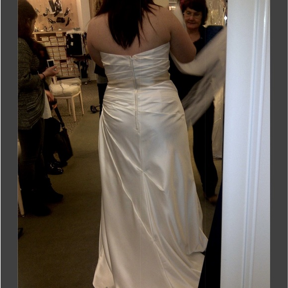 NEW A-LINE SILHOUETTE & SWEETHEART NECKLINE WEDDING DRESS - Picture 3 of 10